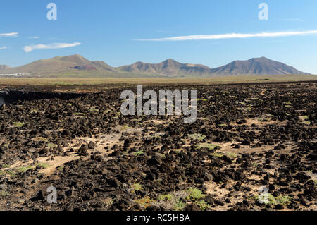 Vista guardando attraverso il deserto Rubicone, Playa Blnca, Lanzarote, Isole Canarie, Spagna. Foto Stock