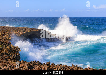 Grandi onde a Shete Boka National Park in Curacao Foto Stock