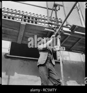 Builder lavorando sul Penhill station wagon, Swindon, Wiltshire, 1955. Creatore: sconosciuto. Foto Stock