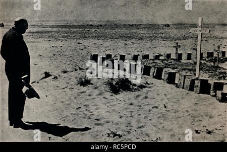 "In un campo di battaglia cimitero in Egitto", 1942, (1945). Creatore: sconosciuto. Foto Stock