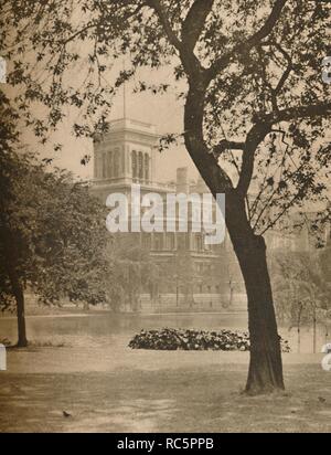 'St. James Park e il lago guardando verso il Foreign Office', C1935. Creatore: Donald McLeish. Foto Stock