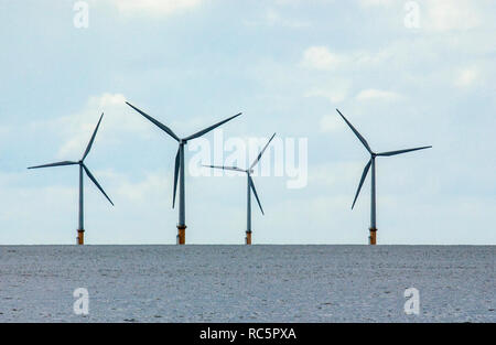 L energia eolica mulini a vento nel fiume Mersey. Foto Stock