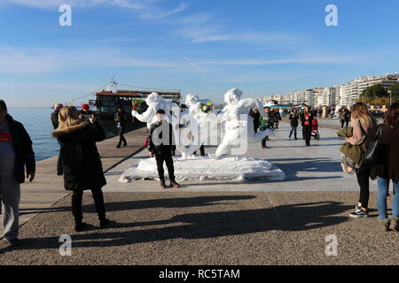 Statua dell'artista cinese Xu Xongfei esposti in Salonicco, Grecia, tra il 17 dicembre e il 24 dicembre 2018. Foto Stock