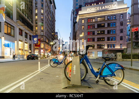 La città di New York, Stati Uniti d'America - 25 Giugno 2018: noleggio biciclette in Manhattan. Il Citi bike bicicletta è il sistema di condivisione in NYC Foto Stock