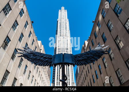 La città di New York, Stati Uniti d'America - 26 Giugno 2018: basso angolo di visione del Rockefeller Center di Manhattan contro il cielo blu Foto Stock