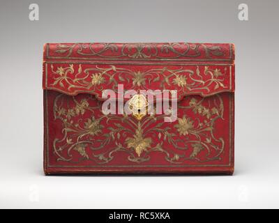 Valigetta (portefuille). Cultura: Turco e francese. Dimensioni: L. 17-11/16 x W. 13-1/8 x D. 2-1/2 in. (45 x 33,3 x 6,3 cm.). Bloccare maker: probabilmente da Jacques Lourdière (master 1746-dopo il 1768). Data: 1763-64. Fabbricato in Turchia per il mercato occidentale, Marocco cartelle portadocumenti in pelle erano di moda sia in Inghilterra che in Francia durante l'ultimo trimestre del seicento e per tutto il XVIII secolo. Questo sontuoso esempio impreziosito con ricami in seta e filo metallico può essere datato al 1763-64 da uno dei contrassegni sulla gold lock: la coronata lettera Z, il marchio di saggio che giustificano la standa Foto Stock