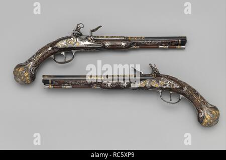 Coppia di Flintlock Pistols realizzato per Ferdinando IV Re di Napoli e Sicilia (1751-1825). Barrelsmith: Emanuel Esteva (spagnolo, attivo a Napoli, Italia, registrato circa 1768-73). Cultura: italo-spagnolo, Napoli. Dimensioni: L. di ogni 17 3/8 in. (44,1 cm); L. di ogni canna 11 1/16 in. (28,1 cm); Cal. .63 in. (16,0 mm); peso di ogni 2 lb. 4 oz. (1021 g). Armaiolo: Michele Battista (spagnolo, attivo a Napoli, Italia, registrato circa 1760-90). Produttore: Royal manifattura di armi a Torre Annunziata (italiano, Napoli, stabilito 1757). Data: ca. 1768. La reale fabbrica di armi a Napoli è stato stabilito i Foto Stock