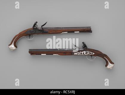 Coppia di Flintlock Pistols. Cultura: Irlandese. Dimensioni: L. di ogni 18 11/16 in. (47,5 cm); L. di ogni canna 11 15/16 in. (30,3 cm); Cal. di ciascun .69 in. (17,5 mm); peso di ogni 2 lb. 5 oz. 1048.9 (g). Data: ca. 1775. Museo: Metropolitan Museum of Art di New York, Stati Uniti d'America. Foto Stock