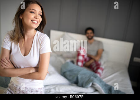 Coppia felice rilassante nella camera da letto di casa dopo il risveglio al mattino. Foto Stock
