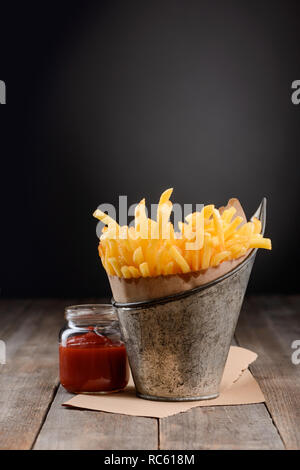 Benna di patatine fritte Foto Stock