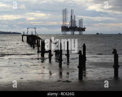 Limbe / Camerun - 13 Ottobre 2009: la piattaforma petrolifera come visto dalla spiaggia della città di Limbe, Camerun. Foto Stock