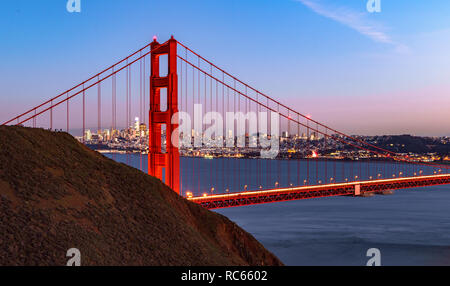 Il maestoso Golden Gate Bridge di San Francisco, una icona californiano Foto Stock