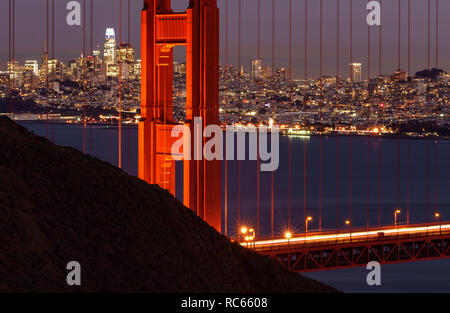 Il maestoso Golden Gate Bridge di San Francisco, una icona californiano Foto Stock