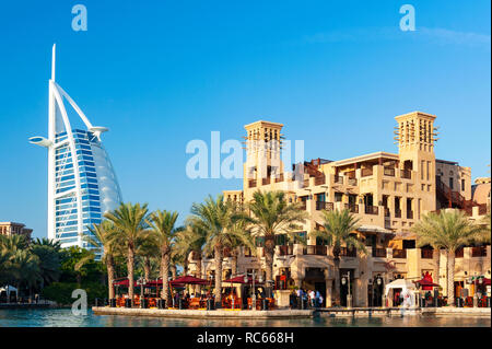 Vista del resort di lusso hotel a Madinat Jumeirah e il Burj al Arab Hotel verso la parte posteriore a Dubai negli Emirati Arabi Uniti Foto Stock