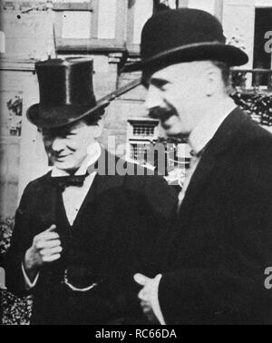 Winston Churchill incontra i suoi costituenti ad un party in giardino a Manchester, Agosto 1907 Foto Stock