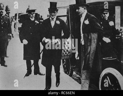 Winston Churchill arriva a St Margaret's, Westminster il suo giorno di nozze con il migliore uomo, Lord Hugh Cecil. 12 settembre 1908 Foto Stock