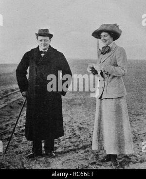 Winston Churchill e sua moglie l'ex signorina Clementine Hozier. 1909 Foto Stock