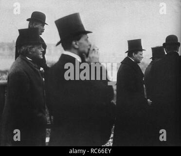 Lloyd George, Agostino Birrell e Winston Churchill guarda una dimostrazione della Monorotaia Brennan presso la Città Bianca. Novembre 1910 Foto Stock