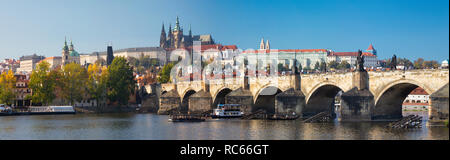Praga, Repubblica Ceca - 11 ottobre 2018:Il panorama del Ponte Carlo, il castello e la Cattedrale di withe sul fiume Moldava. Foto Stock