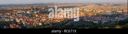 Praga - il panorama della città dalla Petrin. Foto Stock