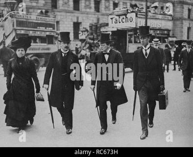 Il sig. E la sig.ra Lloyd George, Winston Churchill e il segretario di Lloyd George, William Clarke, in viaggio verso la Camera dei Comuni per il bilancio.27/5/1910 Foto Stock