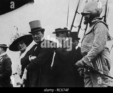 Lady Randolph Churchill con suo figlio Winston e il suo segretario privato di Eddie Marsh a Earls Court su Armada giorno.Il 29 luglio 1912 Foto Stock