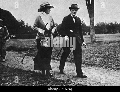 Winston Churchill su un campo da golf con Maxine Elliot, un'attrice americana. Febbraio 1913 Foto Stock