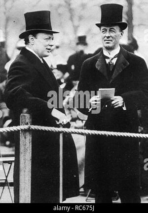 Winston Churchill con Jack amico Seely,il Segretario di Stato per la guerra guardando il riesame della brigata di guardie in Hyde Park, 28 aprile 1913 Foto Stock