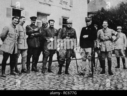 Churchill dopo essersi allenato nelle Guardie di Grenadier visita la prima linea francese con il suo amico Edward Spears, 3° da sinistra. Gen. Fayolle. 3 dicembre 1915 Foto Stock