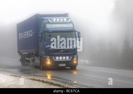 Salo, Finlandia - 28 dicembre 2018: Blu Volvo FH carrello di trasporto merci di Element-Trans tira lungo il rimorchio in autostrada in foggy inverno meteo nel sud di Finlan Foto Stock