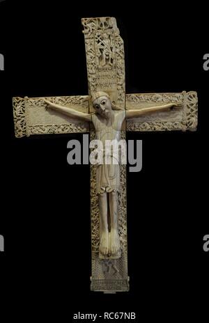 Crucifijo de Don Fernando y Doña Sancha. Romanico. Siglo XI. Marfil azabache y oro. Los Reyes de León lo donaron a la Colegiata a causa del traslado de las reliquias de San Isidoro desde Sevilla. Real Colegiata de San Isidoro (León). Museo Arqueológico Nacional. Madrid. España. Foto Stock