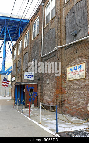 Fondato nel 1895, il Dive Harbor Inn in Main Avenue a Cleveland Ohio Flats è il bar più longevo della città. Foto Stock