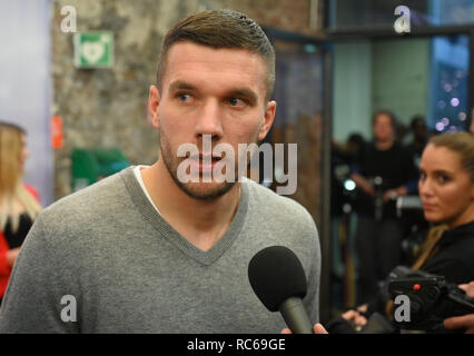 13 gennaio 2019, nella Renania settentrionale-Vestfalia, Gummersbach: Il giocatore di football Lukas Podolski arriva alla celebrità gioco entro il calcio indoor torneo 'Schauinsland Reisen Cup'. Foto: Henning Kaiser/dpa Foto Stock