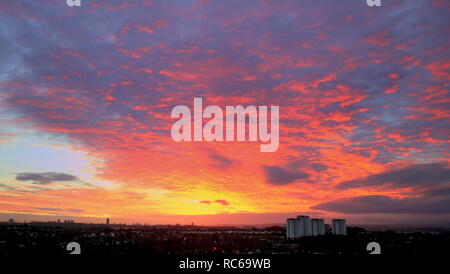 Glasgow, Scotland, Regno Unito, 14 gennaio 2019. Regno Unito: Meteo previsioni mutevoli con la minaccia di neve e un'altra bestia da est ha visto un incredibile cielo rosso di mattina avvertenza sul West End della città di credito traghetto Gerard/Alamy Live News Foto Stock