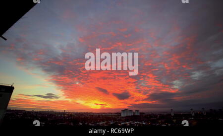 Glasgow, Scotland, Regno Unito, 14 gennaio 2019. Regno Unito: Meteo previsioni mutevoli con la minaccia di neve e un'altra bestia da est ha visto un incredibile cielo rosso di mattina avvertenza sul West End della città di credito traghetto Gerard/Alamy Live News Foto Stock