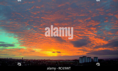 Glasgow, Scotland, Regno Unito, 14 gennaio 2019. Regno Unito: Meteo previsioni mutevoli con la minaccia di neve e un'altra bestia da est ha visto un incredibile cielo rosso di mattina avvertenza sul West End della città di credito traghetto Gerard/Alamy Live News Foto Stock