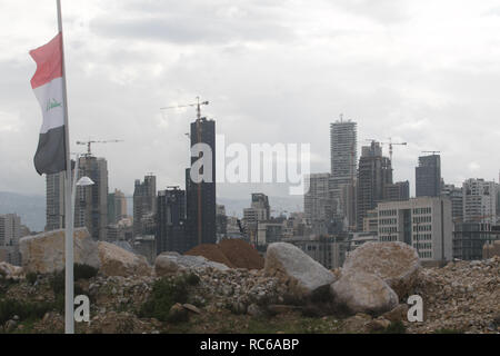 Beirut, Libano. Xiv gen, 2019. Nazionale irachena sventola fuori Beirut International Exhibition & il centro per il tempo libero come la Libia ha annunciato che non parteciperanno alle prossime 2 giorno Arab lo sviluppo economico e sociale del Vertice di Beirut il 19 gennaio a causa di pressione e di opposizione di Nabih Berri Libano di speaker del Parlamento e il suo Amal movimento oltre la scomparsa di Amal fondatore e Shia chierico Imam Musa Sadr durante una visita ufficiale in Libia al momento Moammar Gadhafi la regola nel 1978 Credit: amer ghazzal/Alamy Live News Foto Stock