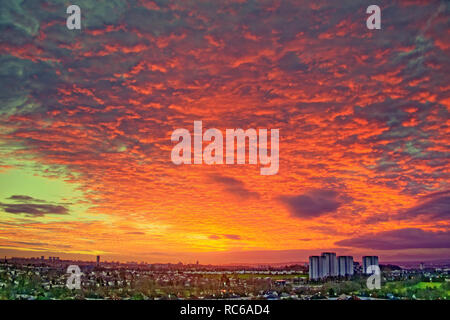 Glasgow, Scotland, Regno Unito, 14 gennaio 2019. Regno Unito: Meteo previsioni mutevoli con la minaccia di neve e un'altra bestia da est ha visto un incredibile cielo rosso di mattina avvertenza sul West End della città di credito traghetto Gerard/Alamy Live News Foto Stock