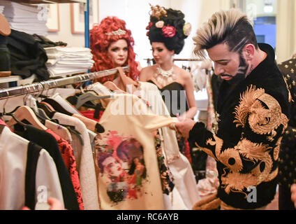 Berlino, Germania. Xiii gen, 2019. Harald Glööckler backstage a sua couture show 'Royal non rettificati', dove le sue creazioni sono mostrati nell'Ermelerhaus. Credito: Jens Kalaene/dpa-Zentralbild/dpa/Alamy Live News Foto Stock