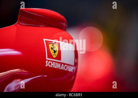 03 dicembre 2018, della Renania settentrionale-Vestfalia, Köln: Una Ferarri può essere visto nella mostra 'Michael Schumacher Collezione privata' a Motorworld. Foto: Rolf Vennenbernd/dpa Foto Stock