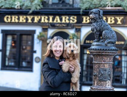 Edinburgh, Regno Unito. Xiv gen, 2019. Ex scozzese leader laburista, Kezia Dugdale celebra il 147th anniversario della morte del famoso Grayfriar's Bobby con il suo cane Brodie. La manifestazione organizzata da cani fiducia, celebra il cane che ha trascorso molti anni in seduta su di esso i maestri tomba. Credito: ricca di Dyson/Alamy Live News Foto Stock