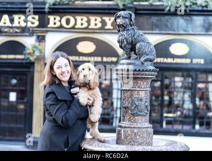 Edinburgh, Regno Unito. Xiv gen, 2019. Ex scozzese leader laburista, Kezia Dugdale celebra il 147th anniversario della morte del famoso Grayfriar's Bobby con il suo cane Brodie. La manifestazione organizzata da cani fiducia, celebra il cane che ha trascorso molti anni in seduta su di esso i maestri tomba. Credito: ricca di Dyson/Alamy Live News Foto Stock