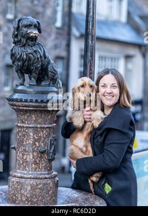 Edinburgh, Regno Unito. Xiv gen, 2019. Ex scozzese leader laburista, Kezia Dugdale celebra il 147th anniversario della morte del famoso Grayfriar's Bobby con il suo cane Brodie. La manifestazione organizzata da cani fiducia, celebra il cane che ha trascorso molti anni in seduta su di esso i maestri tomba. Credito: ricca di Dyson/Alamy Live News Foto Stock