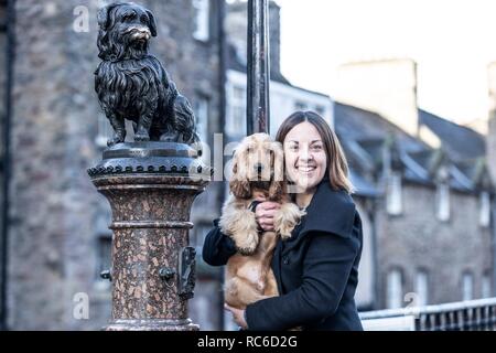 Edinburgh, Regno Unito. Xiv gen, 2019. Ex scozzese leader laburista, Kezia Dugdale celebra il 147th anniversario della morte del famoso Grayfriar's Bobby con il suo cane Brodie. La manifestazione organizzata da cani fiducia, celebra il cane che ha trascorso molti anni in seduta su di esso i maestri tomba. Credito: ricca di Dyson/Alamy Live News Foto Stock