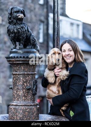 Edinburgh, Regno Unito. Xiv gen, 2019. Ex scozzese leader laburista, Kezia Dugdale celebra il 147th anniversario della morte del famoso Grayfriar's Bobby con il suo cane Brodie. La manifestazione organizzata da cani fiducia, celebra il cane che ha trascorso molti anni in seduta su di esso i maestri tomba. Credito: ricca di Dyson/Alamy Live News Foto Stock