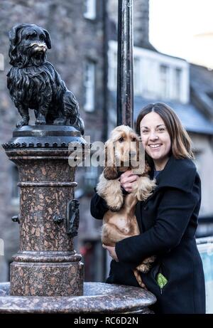 Edinburgh, Regno Unito. Xiv gen, 2019. Ex scozzese leader laburista, Kezia Dugdale celebra il 147th anniversario della morte del famoso Grayfriar's Bobby con il suo cane Brodie. La manifestazione organizzata da cani fiducia, celebra il cane che ha trascorso molti anni in seduta su di esso i maestri tomba. Credito: ricca di Dyson/Alamy Live News Foto Stock