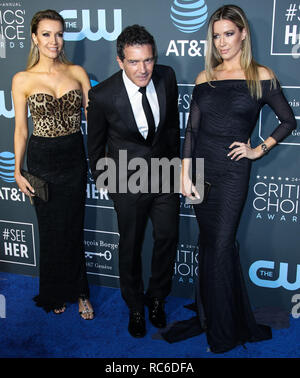 Santa Monica, Stati Uniti. Xiii gen, 2019. Nicole Kimpel, Antonio Banderas e Barbara Kimpel arrivare alla ventiquattresima edizione critica' Choice Awards tenutosi presso la Barker Hangar su gennaio 13, 2019 in Santa Monica, Los Angeles, California, Stati Uniti. (Foto di Xavier COLLIN/Image Press Agency) Credito: Image Press Agency/Alamy Live News Foto Stock