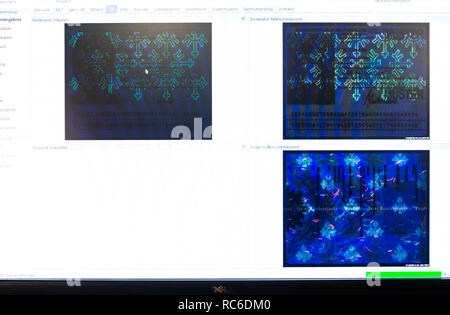 14 gennaio 2019, Renania-Palatinato, Mainz: Un ID card (l) viene confrontato con un modello di ID card su uno schermo durante una conferenza stampa presso lo Stato di polizia criminale e visualizzati su una schermata. Nel quadro di un anno di progetto pilota, lo Stato di polizia criminale ha testato l'uso del documento i dispositivi di verifica nella pratica. Foto: Sila Stein/dpa Foto Stock