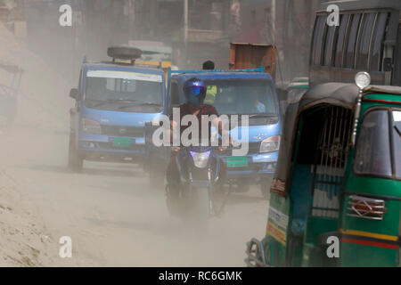 Dacca in Bangladesh - 14 Gennaio 2019: Il polveroso coperta è in corso un lavoro di sviluppo per Dhaka-Mawa autostrada. Persone a Postogola a Dhaka sono stati a lungo la Messa con il mortale dell'inquinamento. Credito: SK Hasan Ali/Alamy Live News Foto Stock