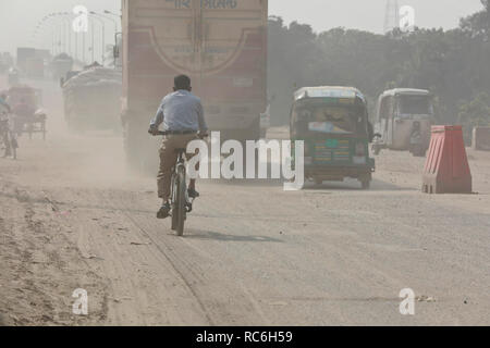 Dacca in Bangladesh - 14 Gennaio 2019: Il polveroso coperta è in corso un lavoro di sviluppo per Dhaka-Mawa autostrada. Persone a Postogola a Dhaka sono stati a lungo la Messa con il mortale dell'inquinamento. Credito: SK Hasan Ali/Alamy Live News Foto Stock